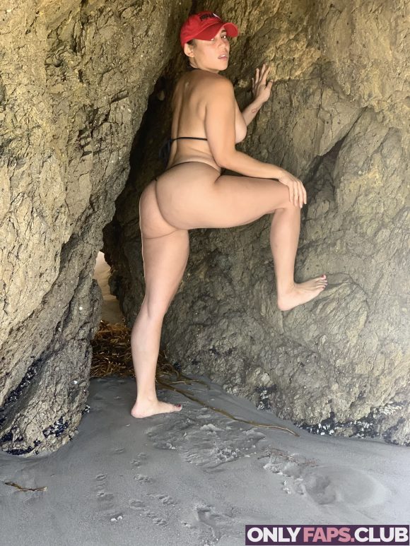 Carmela Clutch Nude Leaked Nude Photo 2